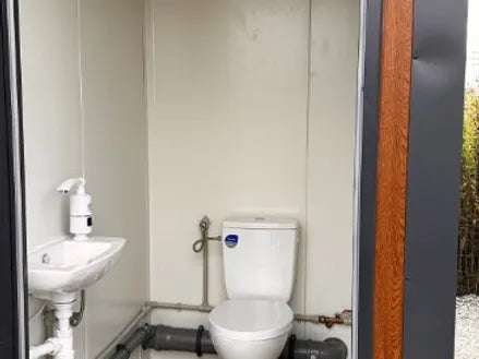 Contenedor sanitario tipo pabellón con 3 cabinas independientes