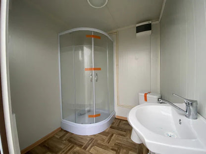 Contenedor sanitario en diseño de madera con depósito de residuos